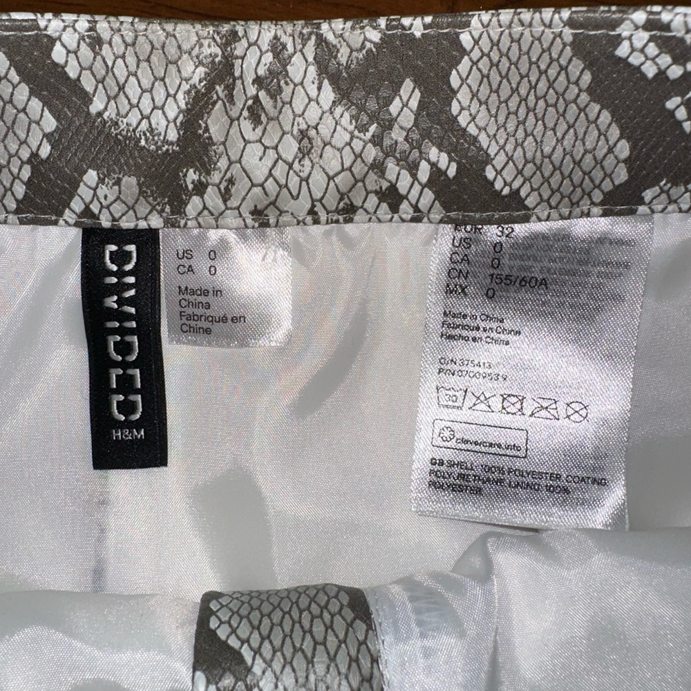H&M Divided Faux Snakeskin Leather A Line Skirt Size 0 - Picture 3 of 3